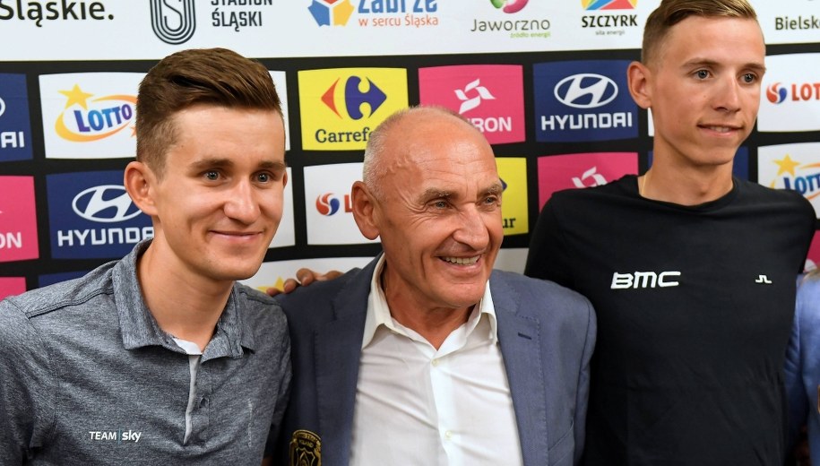 Kolarze Michał Kwiatkowski i Belg Dylan Teuns oraz dyrektor Tour de Pologne Czesław Lang /Stanisław Rozpędzik /PAP