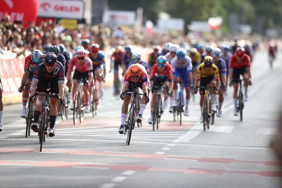 Kolarze na finiszu 7. etapu 80. Tour de Pologne /	Łukasz Gągulski /PAP