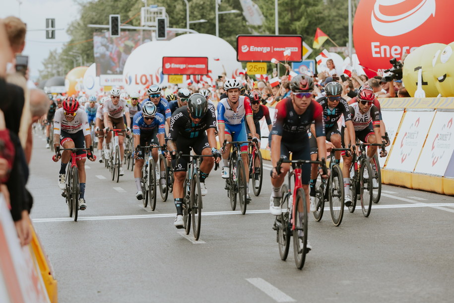 Kolarze na mecie 2. etapu 79. Tour de Pologne w Zamościu /Bartłomiej Wójtowicz /PAP