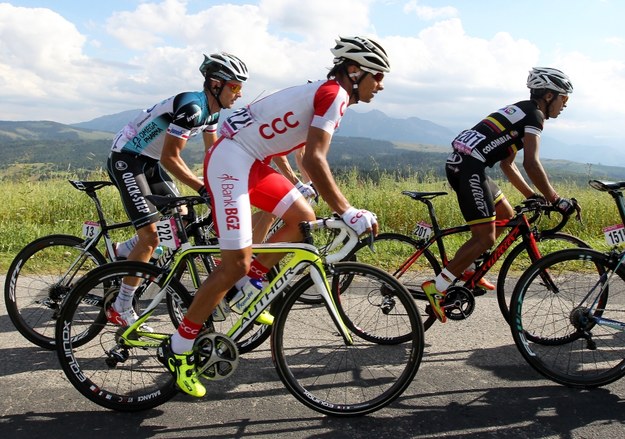 Kolarze na trasie w okolicach Rzepisk: Polacy Michał Gołaś (L) z Omega Pharma i Paweł Cieślik (C) z Reprezentacji Polski oraz Kolumbijczyk John Darwin Atapuma Hurtado (P) z Team Colombia /Grzegorz Momot /PAP