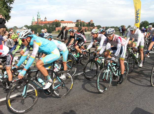 Kolarze na trasie wyścigu Tour de Pologne /Jacek Bednarczyk /PAP