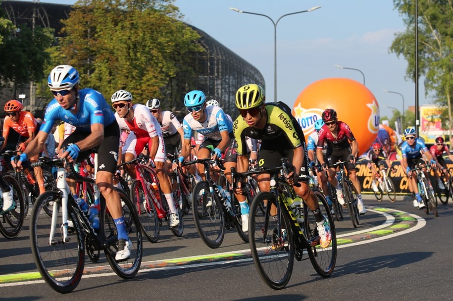 Kolarze na ulicach Zabrza na trasie 2. etapu z Opola do Zabrza o długości 151 km. / 	Andrzej Grygiel    /PAP