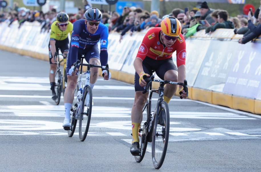 Kolarze podczas Dwars Door Vlaanderen /OLIVIER MATTHYS    /PAP/EPA