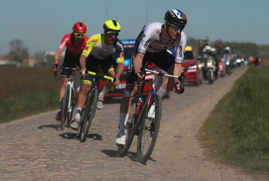 Kolarze podczas wyścigu Paryż-Roubaix 2022 /CHRISTOPHE PETIT TESSON /PAP/EPA