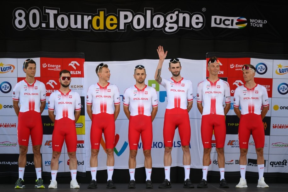 Kolarze Reprezentacji Polski podczas prezentacji drużyn 80. Tour de Pologne w Poznaniu /Jakub Kaczmarczyk /PAP