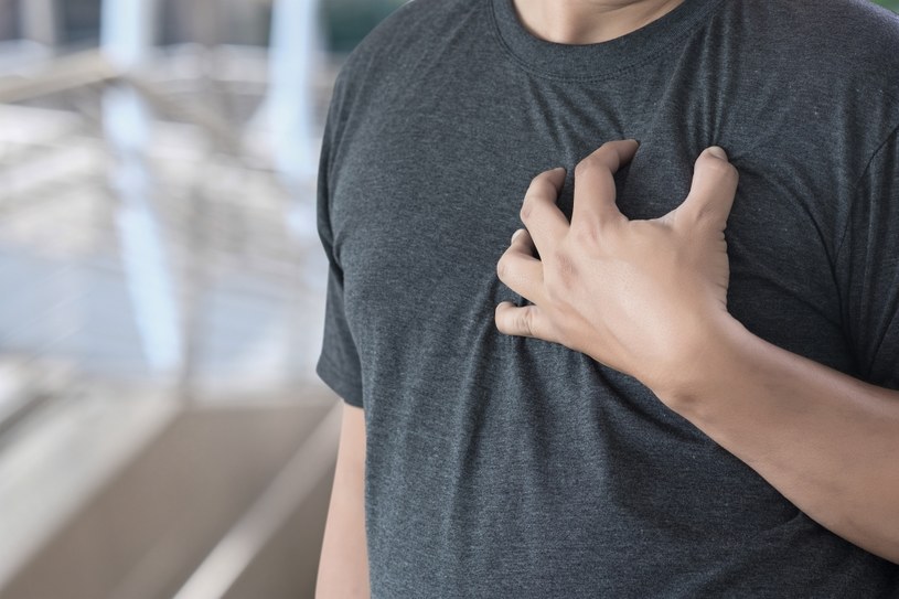 Kołatania serca i przyspieszone tętno bardzo często towarzyszą osobom doświadczającym silnego lęku /123RF/PICSEL