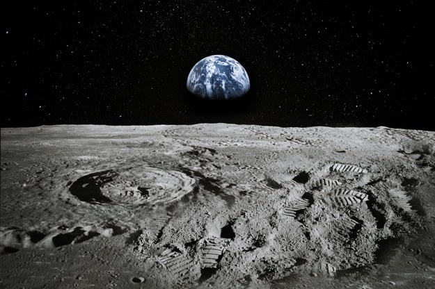 Kolaż ze zdjęć NASA ukazujący Ziemię z Księżyca. /Shutterstock