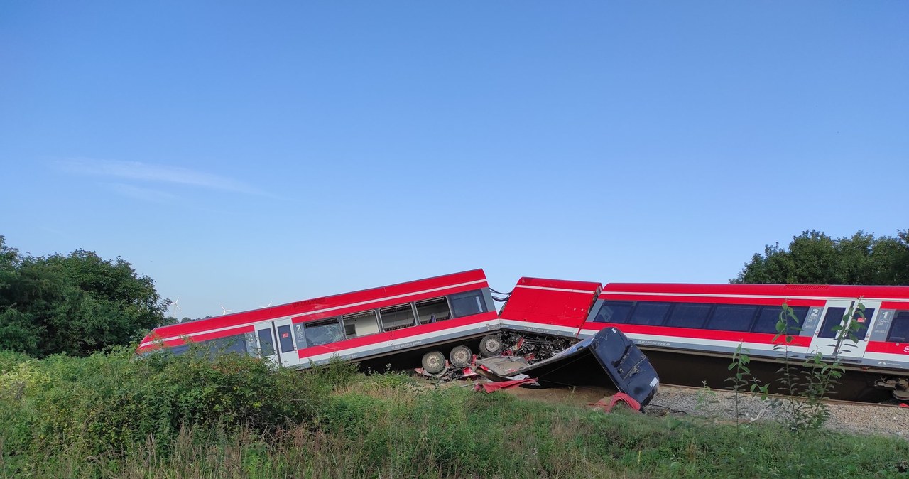 Kołbaskowo: Ciężarówka wjechała pod pociąg