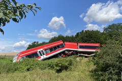Kołbaskowo: Ciężarówka wjechała pod pociąg