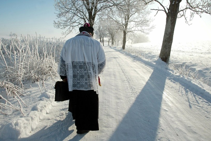 Kolęda to często jedyna sposobność dla duszpasterzy, by poznać parafian /Bogdan Hrywniak /East News