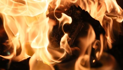 ​Koledzy podpalili 15-latka i robili mu zdjęcia. "Płonął jak pochodnia"