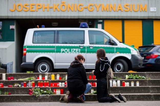 Koledzy tragicznie zmarłych w katastrofie dzieci stawiają znicze na niemieckich ulicach. /ROLF VENNENBERND /PAP