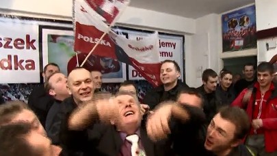 Koledzy ze straży w euforii po zwycięstwie Bródki