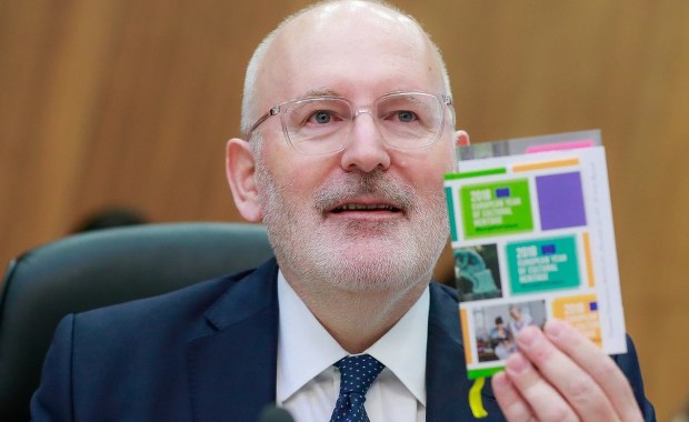 Kolegium komisarzy UE poparło Timmermansa ws. Polski