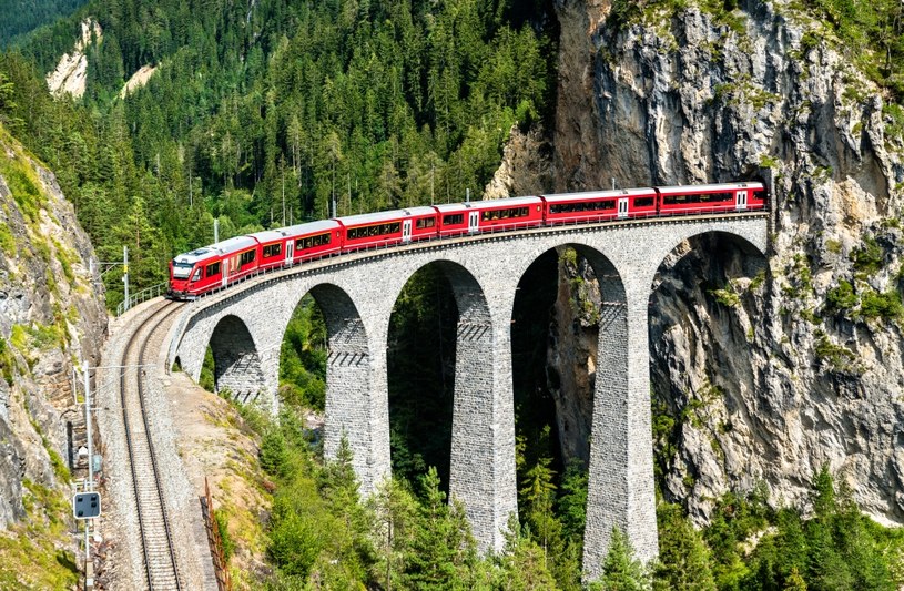 Kolej w Szwajcarii to nie tylko środek lokomocji, ale również część dziedzictwa /123RF/PICSEL