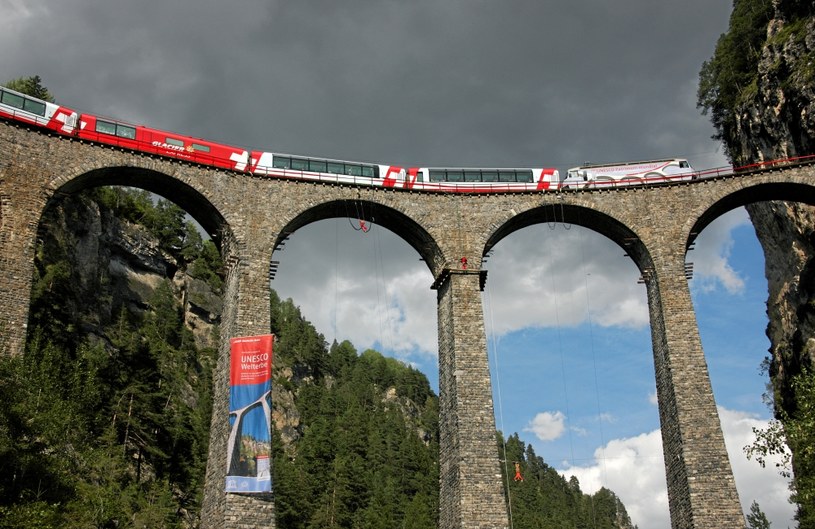 Koleje Retyckie mkną górami, tunelami, mostami, wśród przepięknej alpejskiej natury /Switzerland Tourism