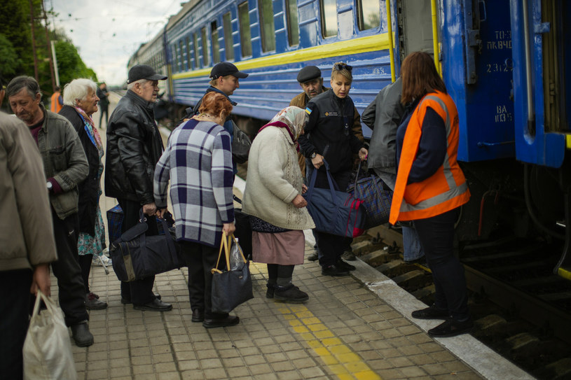 Koleje Ukraińskie okazały się niezbędne podczas ewakuacji ludności przed atakiem Rosji. Na zdjęciu: Ucieczka cywilów pociągiem z Pokrowska /AP/Associated Press /East News