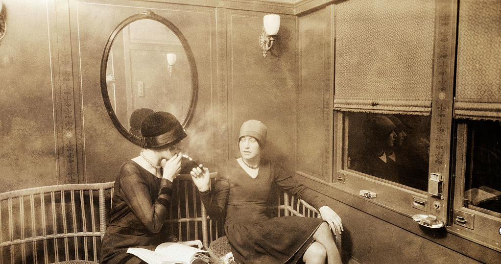 Koleje w Pensylwanii otworzyły w 1920 r. specjalny przedział do palenia dla kobiet /George Rinhart /Getty Images