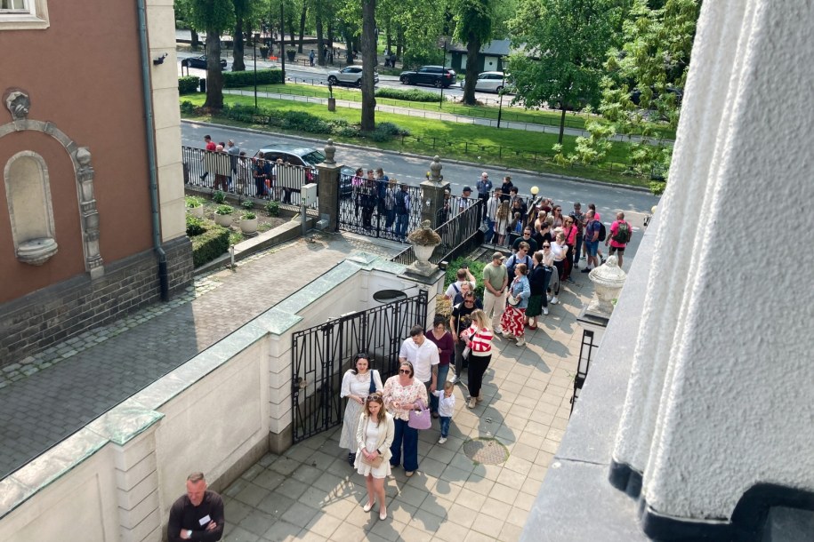 Kolejka chętnych do głosowania w ambasadzie RP w Sztokholmie /Daniel Zyśk /PAP
