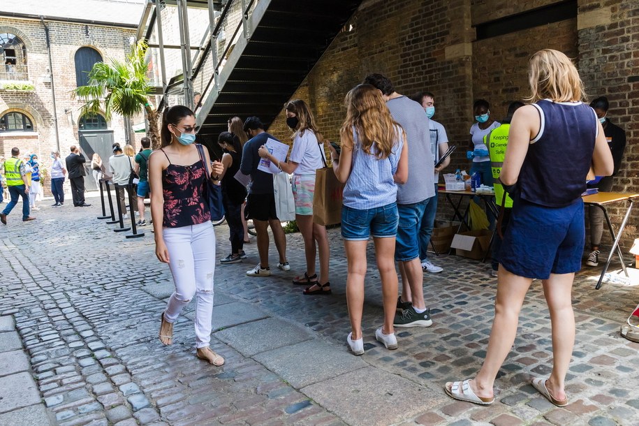 Kolejka chętnych do szczepień w Londynie /VICKIE FLORES /PAP/EPA