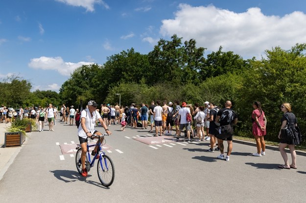 Kolejka chętnych do wejścia teren kąpieliska na Zakrzówku /	Łukasz Gągulski