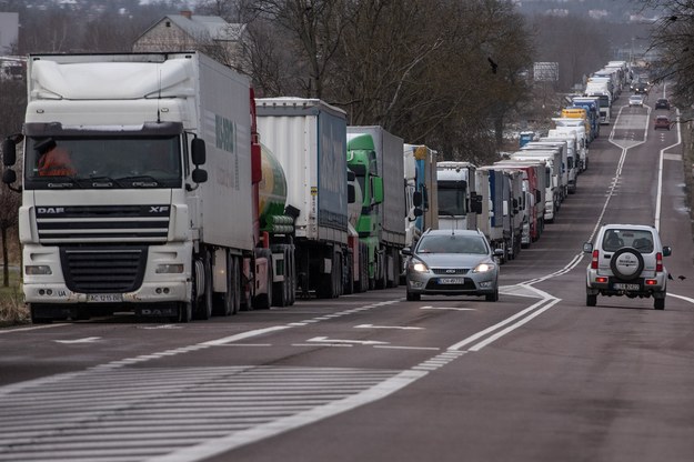Kolejka ciężarówek do przejścia granicznego w Dorohusku (zdj. z 23 grudnia 2023 r.) w związku z protestem przewoźników /Wojtek Jargiło /PAP