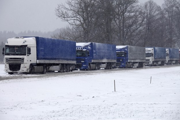 Kolejka ciężarówek do przejścia granicznego z Białorusią w Kuźnicy /Artur Reszko /PAP