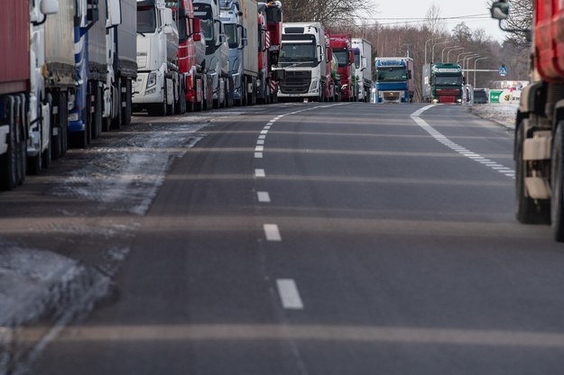 Kolejka ciężarówek do przejścia granicznego z Ukrainą w Dorohusku /Wojtek Jargiło /PAP