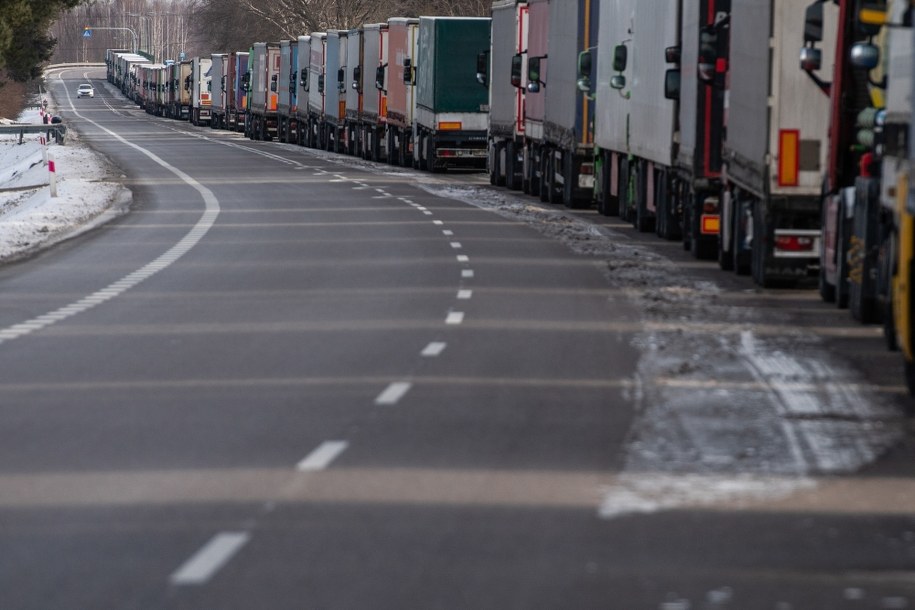 Kolejka ciężarówek do przejścia granicznego z Ukrainą w Dorohusku /Wojtek Jargiło /PAP