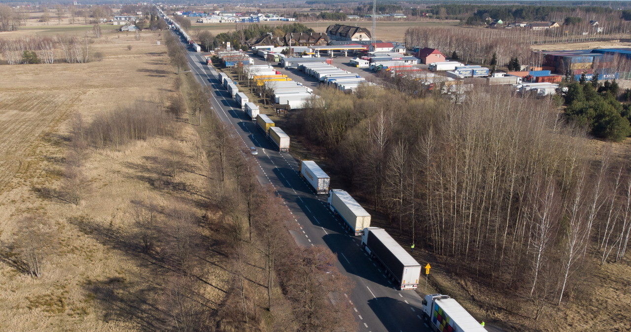 Kolejka ciężarówek do przejścia w Koroszczynie, gdzie od weekendu odbywa się protest przeciwko wypuszczaniu tirów z towarem na Wschód /Bartłomiej Wójtowicz /PAP