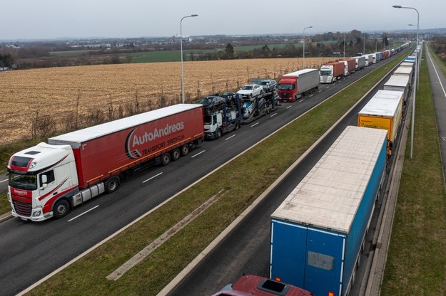 Kolejka ciężarówek na obwodnicy Przemyśla, których kierowcy oczekują na przekroczenie polsko-ukraińskiego przejścia granicznego w Medyce /Darek Delmanowicz /PAP
