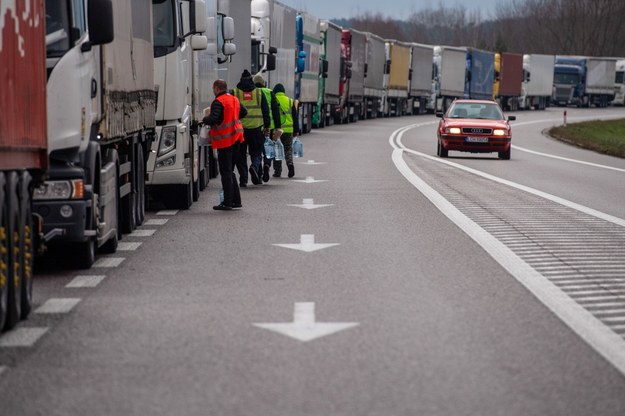 Kolejka ciężarówek, oczekujących na przekroczenie polsko-ukraińskiej granicy w Dorohusku /Wojtek Jargiło /PAP