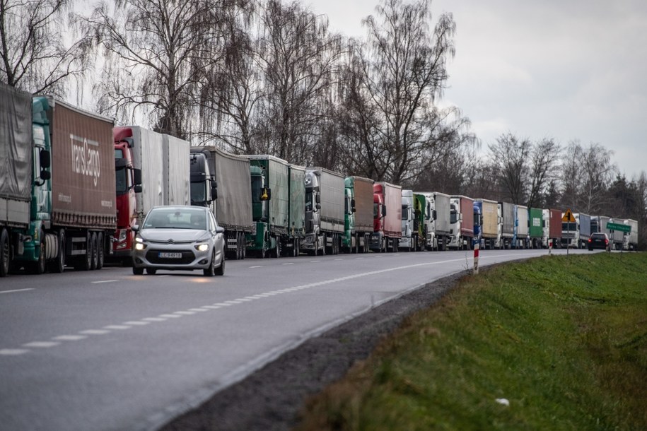 Kolejka ciężarówek, oczekujących na przekroczenie polsko-ukraińskiej granicy w Dorohusku (zdjęcie wykonane w sobotę) /Wojtek Jargiło /PAP