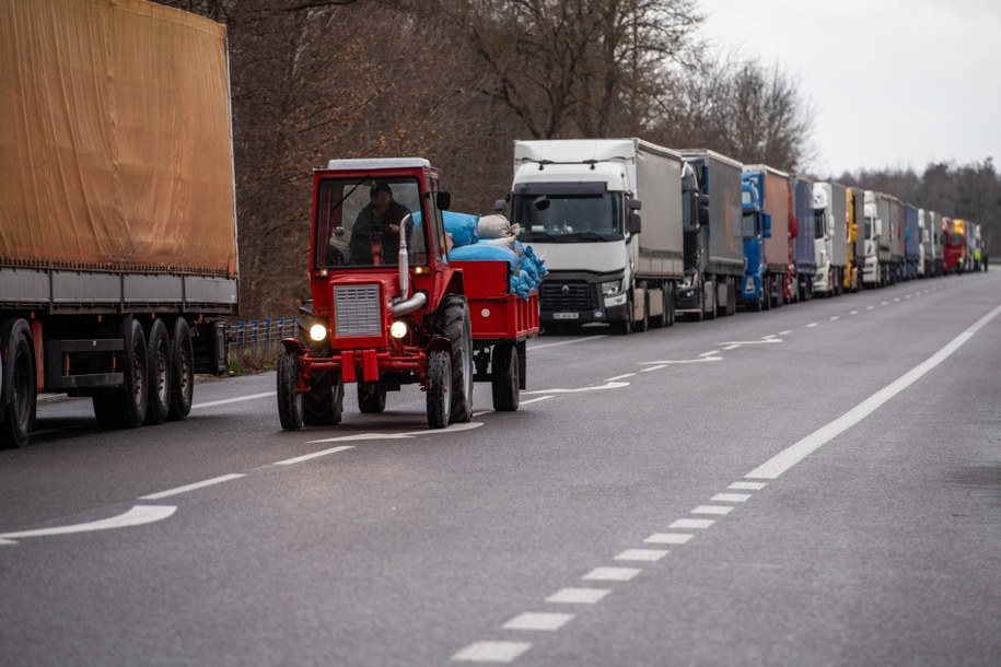 Kolejka ciężarówek, oczekujących na przekroczenie polsko-ukraińskiej granicy w Dorohusku - 25 listopada 2023 r. /Wojtek Jargiło /PAP