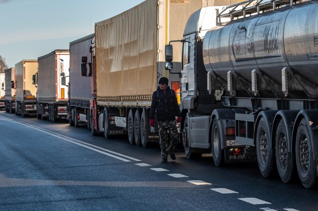 Kolejka ciężarówek oczekujących w Koroszczynie na przekroczenie polsko-białoruskiego towarowego przejścia granicznego /PAP/Wojtek Jargiło /PAP