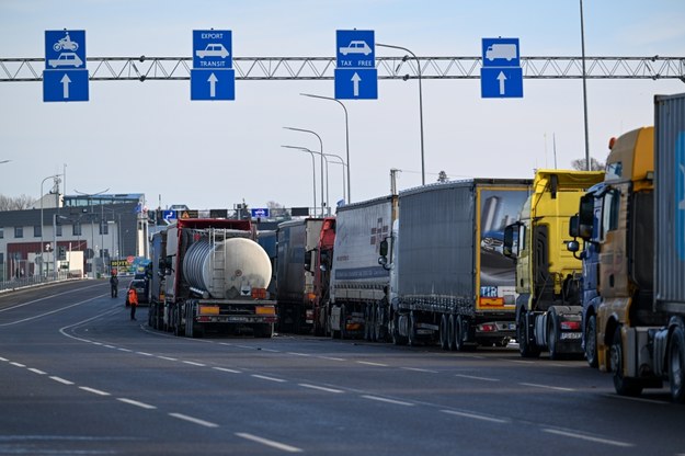 Kolejka ciężarówek przed przejściem granicznym w Medyce /Darek Delmanowicz /PAP