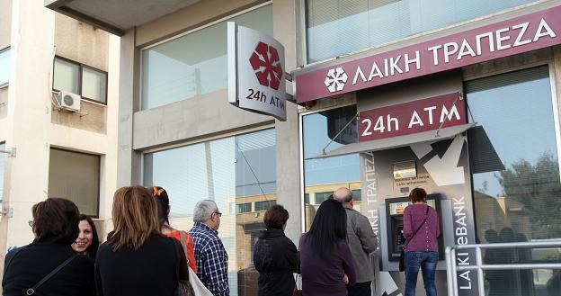 Kolejka do bankomatu nieczynnego Bank of Laiki w Nikozjii /EPA