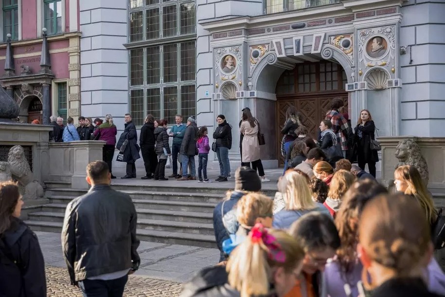 Kolejka do Dworu Artusa /gdansk.pl/ Dominik Paszliński /Materiały prasowe