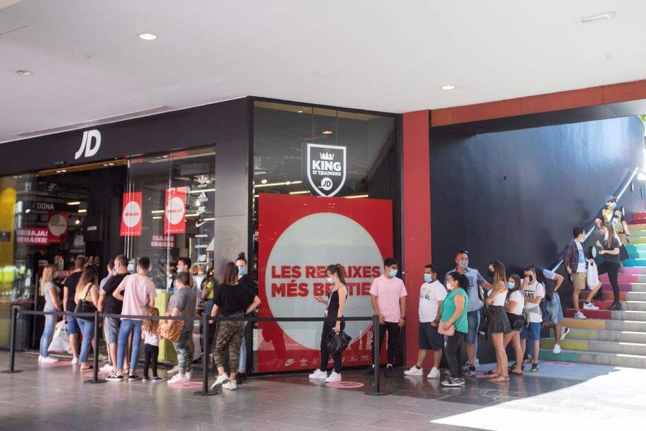 Kolejka do jednego ze sklepów w Barcelonie /MARTA PEREZ /PAP/EPA