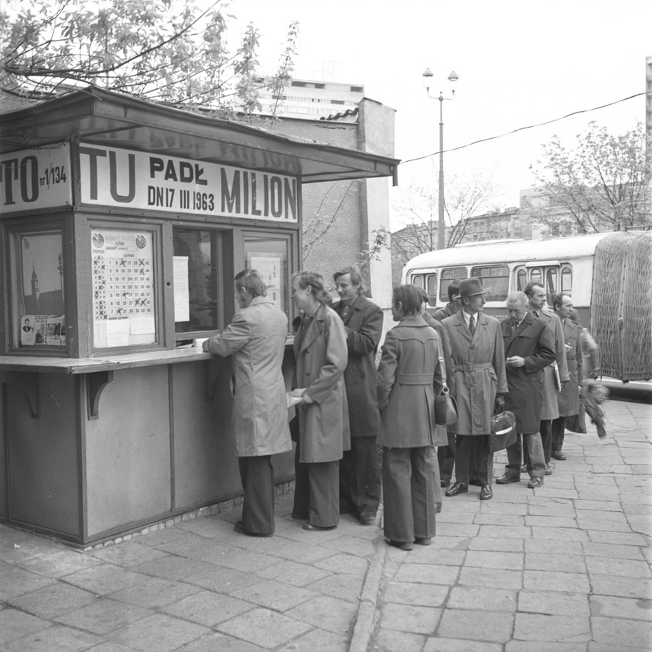 Kolejka do kolektury Totalizatora Sportowego, w której 17 marca 1963 r. padła wygrana w wysokości miliona złotych w grze liczbowej Toto-Lotek. Pierwsze losowanie Toto-Lotka odbyło sie 23 marca 1953 r., zaś pierwsza transmisja losowania na antenie TVP1 miała miejsce 11 marca 1973 r.