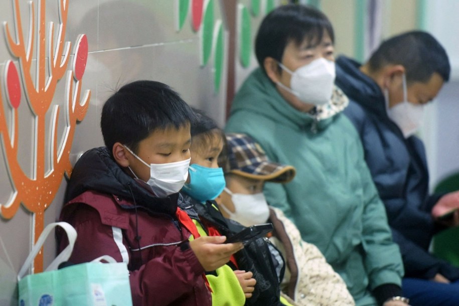 Kolejka do lekarza w przychodni w chińskim mieście Hangzhou. W Chinach przybywa osób zakażonych metapneumowirusem (hMPV). /STR/AFP/East News /East News