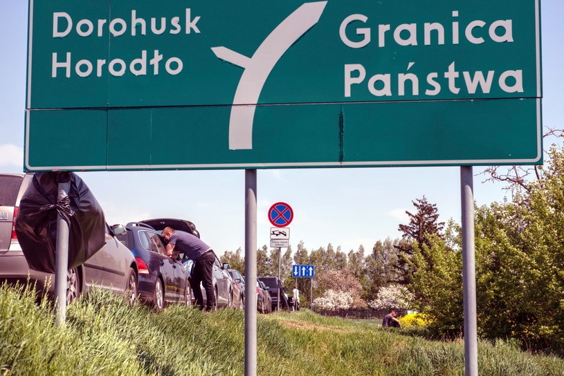 Kolejka do przejścia granicznego w Dorohusku /Wojtek Jargiło /PAP