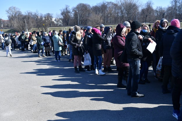 Kolejka do punktu nadawania numerów PESEL na Stadionie Narodowym w Warszawie /Piotr Nowak /PAP