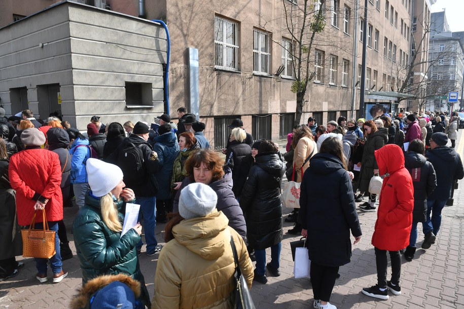 Kolejka do punktu obsługi uchodźców przed urzędem dzielnicy Warszawa Wola /Radek Pietruszka /PAP