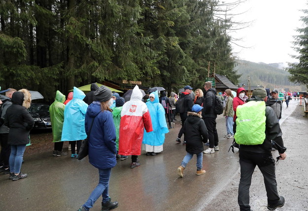 Kolejka do punktu sprzedaży biletów wstępu do Tatrzańskiego Parku Narodowego /Grzegorz Momot /PAP