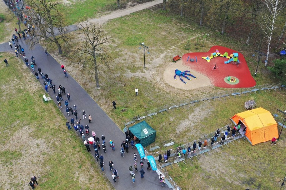 Kolejka do punktu szczepień masowych przeciwko COVID-19 w parku im. marszałka Józefa Piłsudskiego w Łodzi /Grzegorz Michałowski /PAP