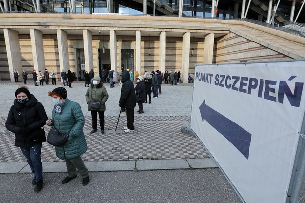 Kolejka do punktu szczepień przeciwko COVID-19 w szpitalu tymczasowym na Stadionie Narodowym w Warszawie /Paweł Supernak /PAP