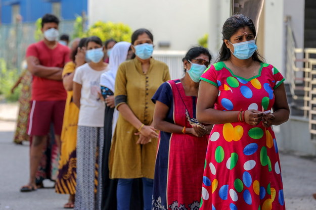 Kolejka do punktu testów na koronawirusa na Sri Lance /CHAMILA KARUNARATHNE /PAP/EPA