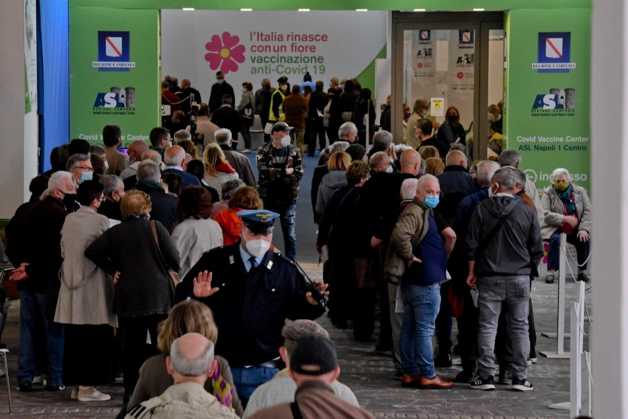 Kolejka do punkty szczepień w Neapolu. Zdjęcie archiwalne. /CIRO FUSCO /PAP