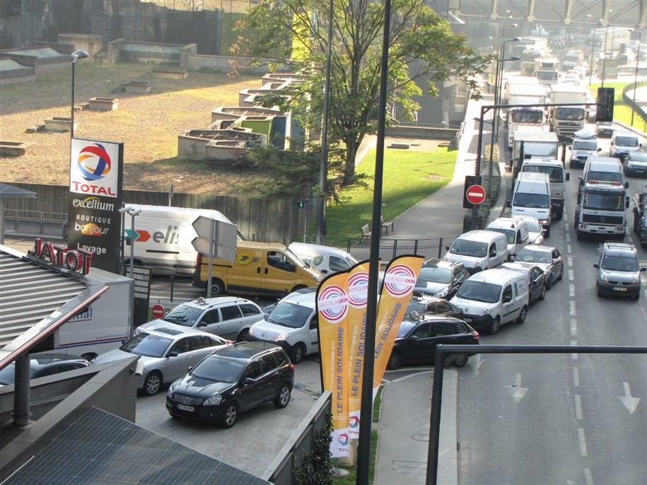 Kolejka do stacji benzynowej w Paryżu &nbsp; /Fot. Marek Gadysz /RMF FM